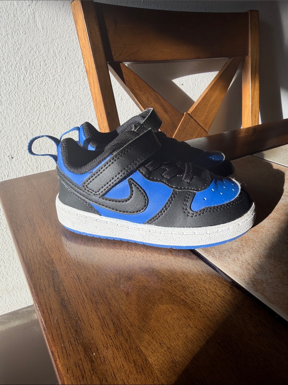 Nike Kids Black and Royal Blue Velcro Low-Top Sneaker